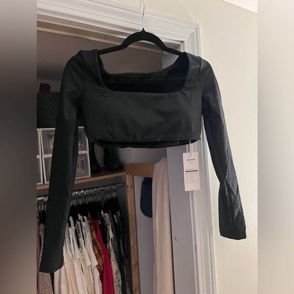 Amazon long sleeve work out top. new with tags. black. size small.